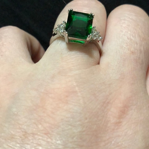 Elegant 925 Silver Princess Cut 2.0ct Emerald Ring - Picture 6 of 8